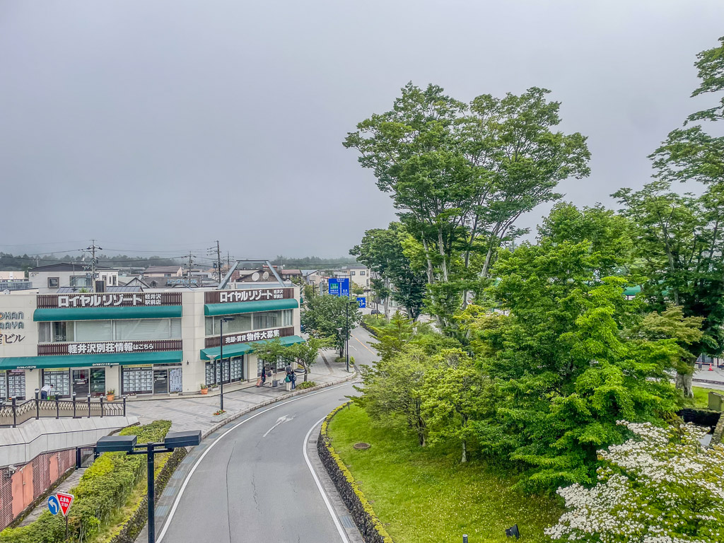 從高處俯瞰輕井澤市區綠意與Royal Resort建築