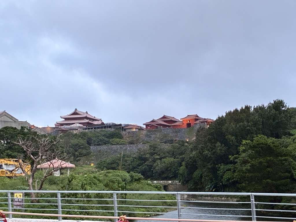 復原工程吊車與山丘上重現的首里城朱紅正殿遠景