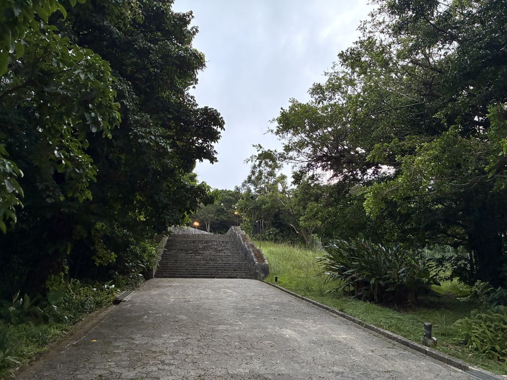 首里城公園免費區綠意中的石階步道