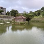 沖繩首里城公園免費區域的朱紅正殿與護城石垣景觀