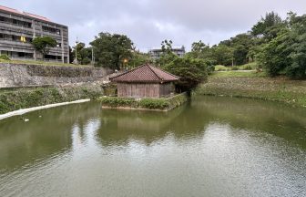 沖繩首里城公園免費區域的朱紅正殿與護城石垣景觀
