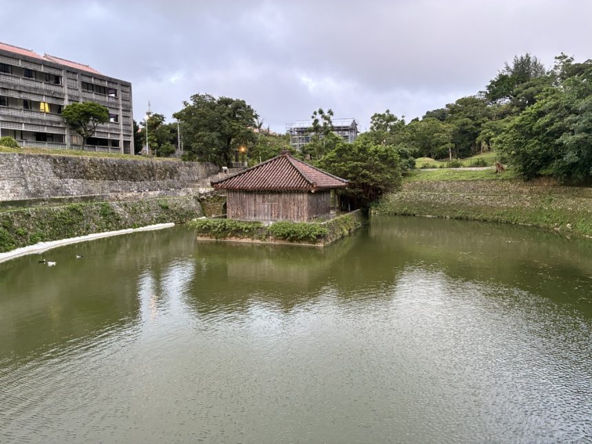 沖繩首里城公園免費區域的朱紅正殿與護城石垣景觀