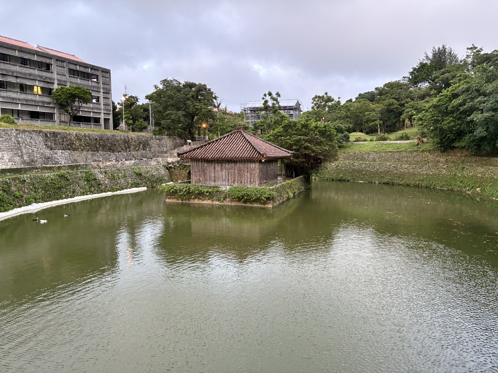 圓鑑池中島上的紅瓦弁財天堂與周邊水景