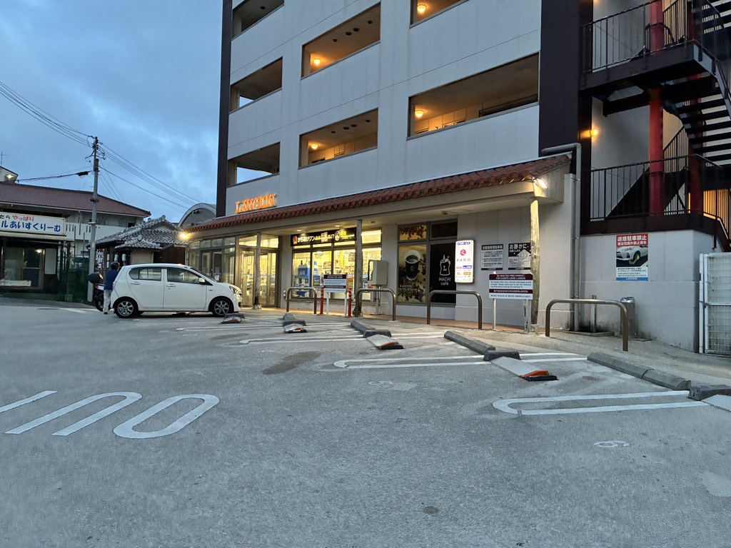 以紅瓦屋頂與褐色招牌配合首里城景觀而建的LAWSON便利商店