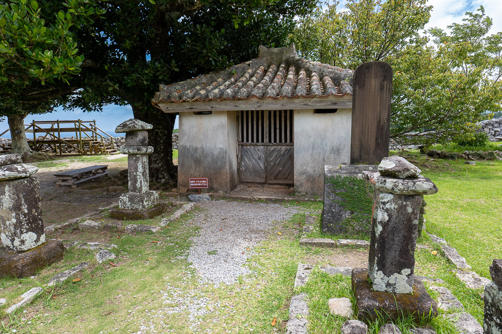 今歸仁城跡古宇利殿內紅瓦祭祀小屋與石燈籠正面