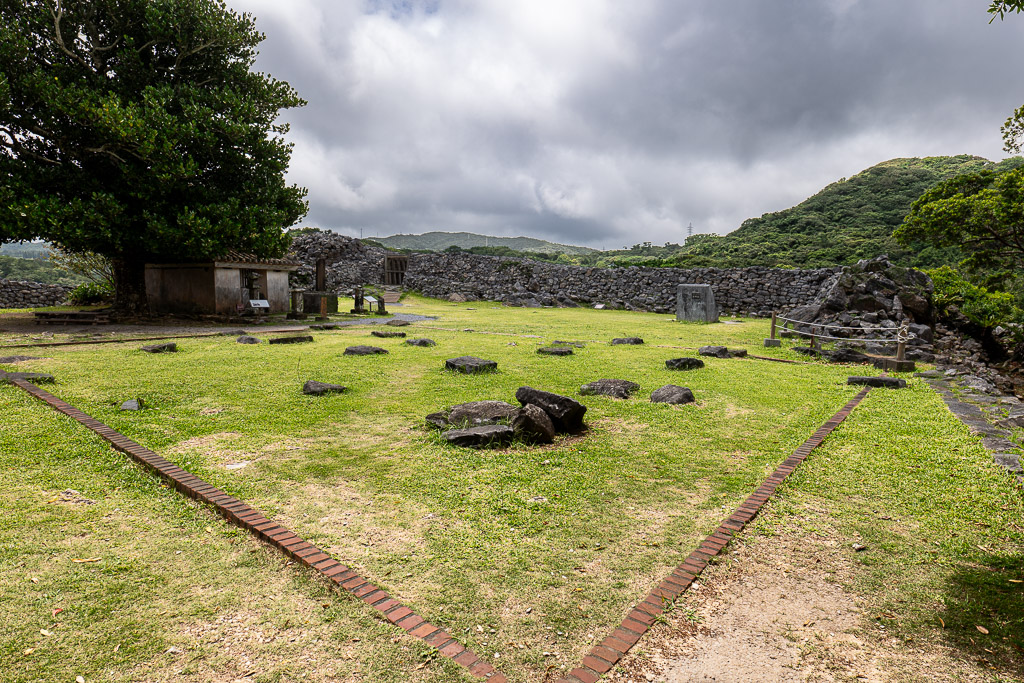 今歸仁城跡草地上圓形建築遺跡標示磚線