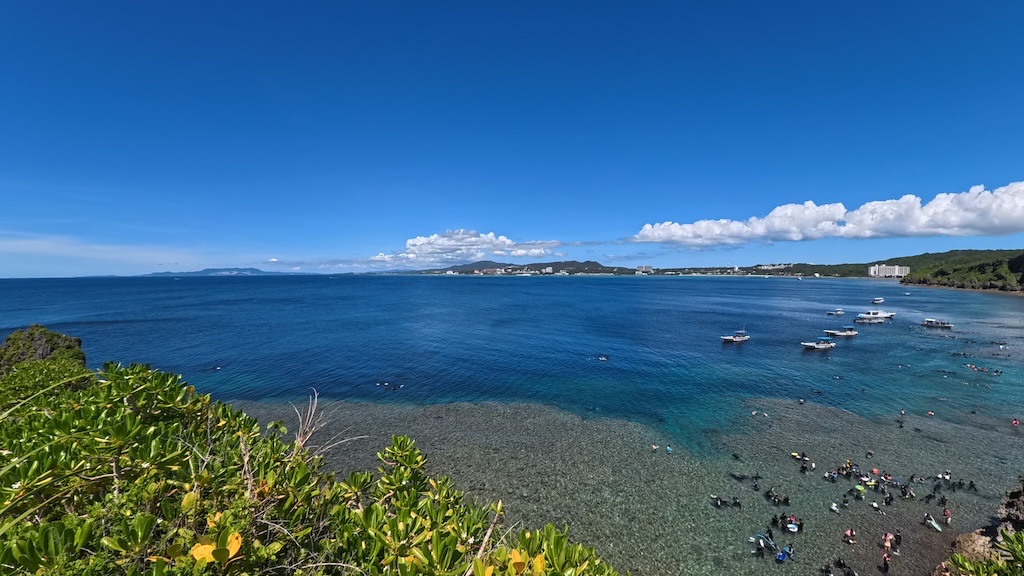 沖繩真榮田岬階梯上俯瞰翡翠藍海景色