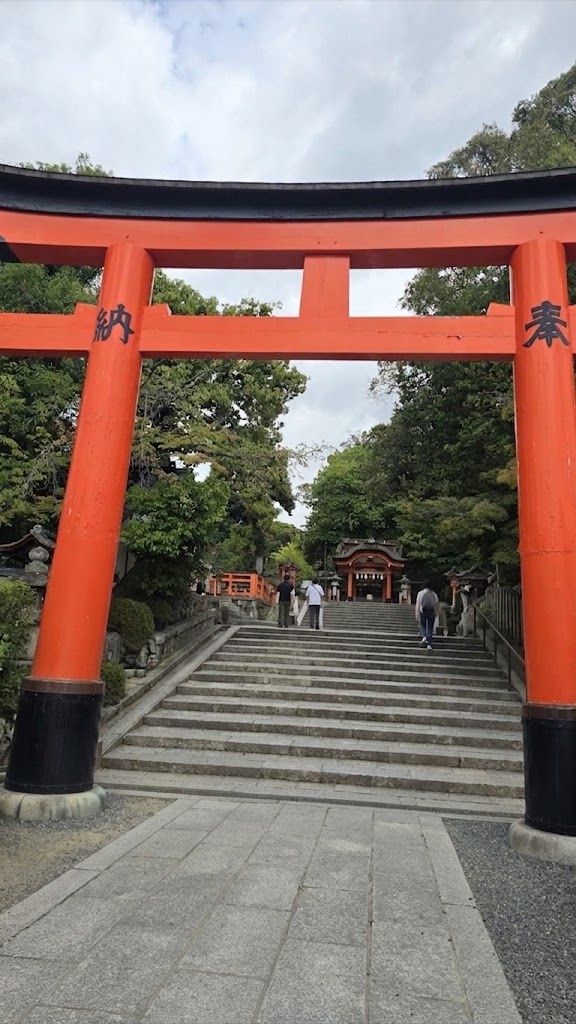 伏見稻荷大社正門大鳥居前的參拜人潮實景 朱紅色鳥居與遊客攀登石階的畫面