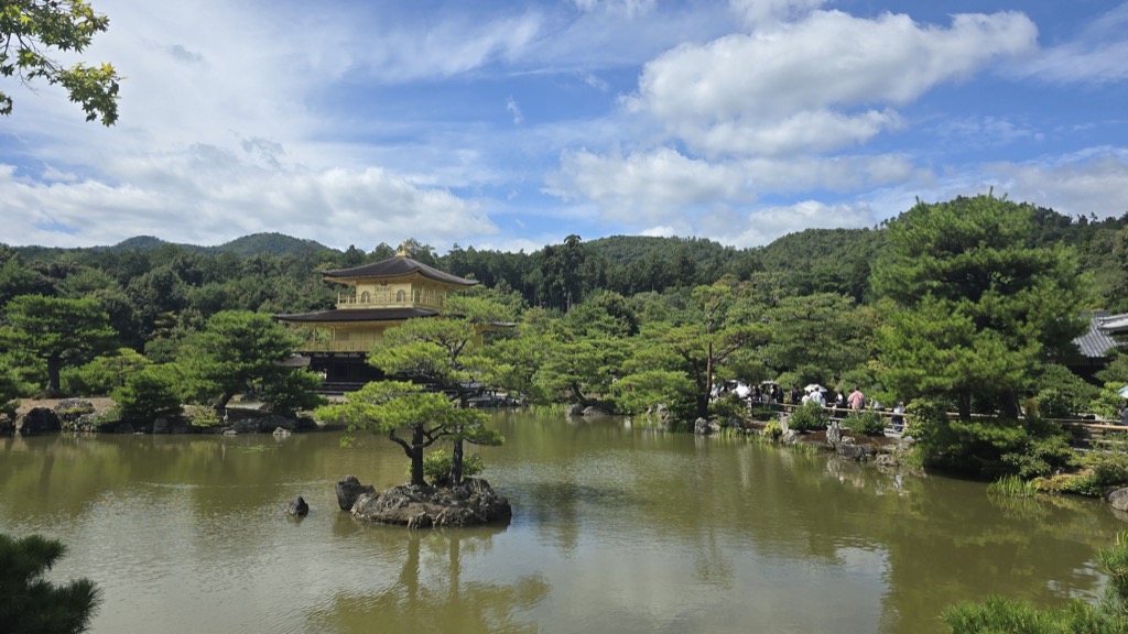 金閣寺舍利殿與鏡湖池全景 實地拍攝的舍利殿黃金樓閣與水面倒影景色