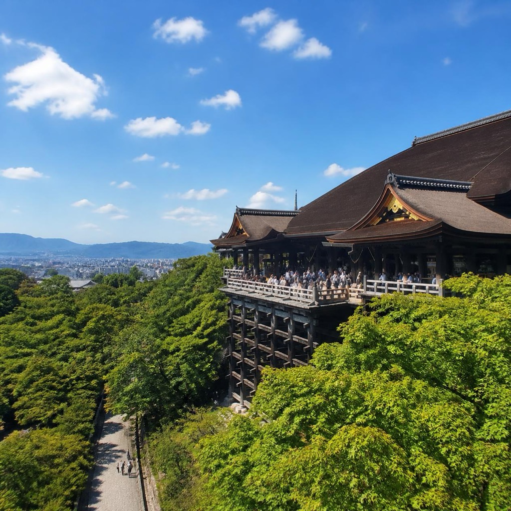 清水寺本堂清水舞台俯瞰東山與京都市區的壯麗景觀