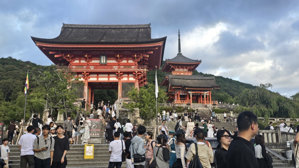 清水寺仁王門與三重塔的朱紅色伽藍 傍晚時分的參拜者