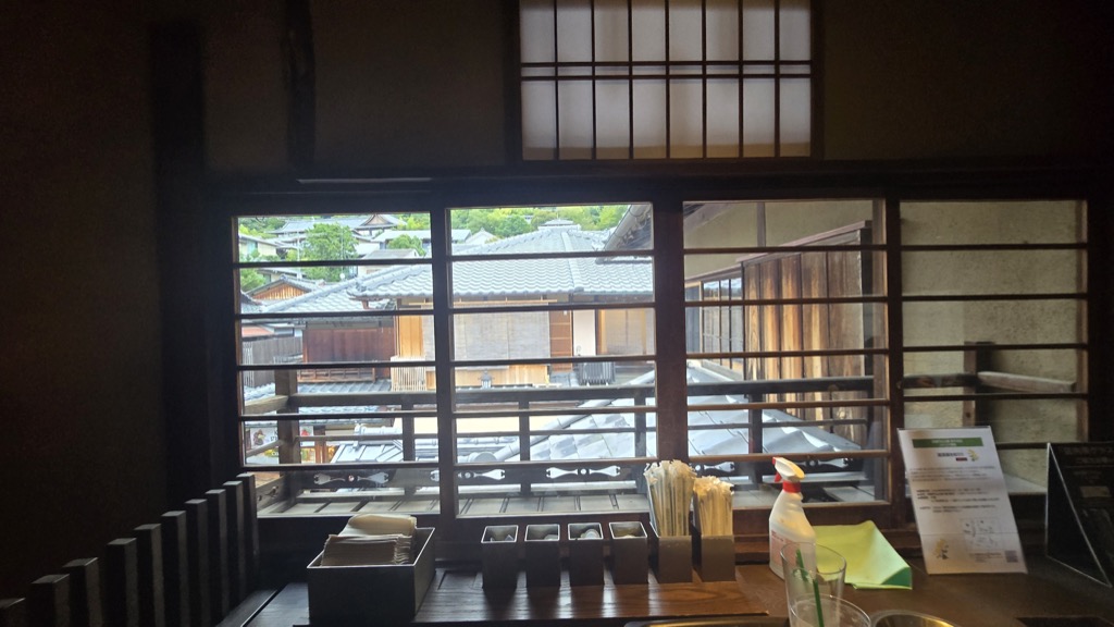 京都二年坂傳統町家改建的咖啡店 格子窗外可見瓦片屋頂的巷弄景致