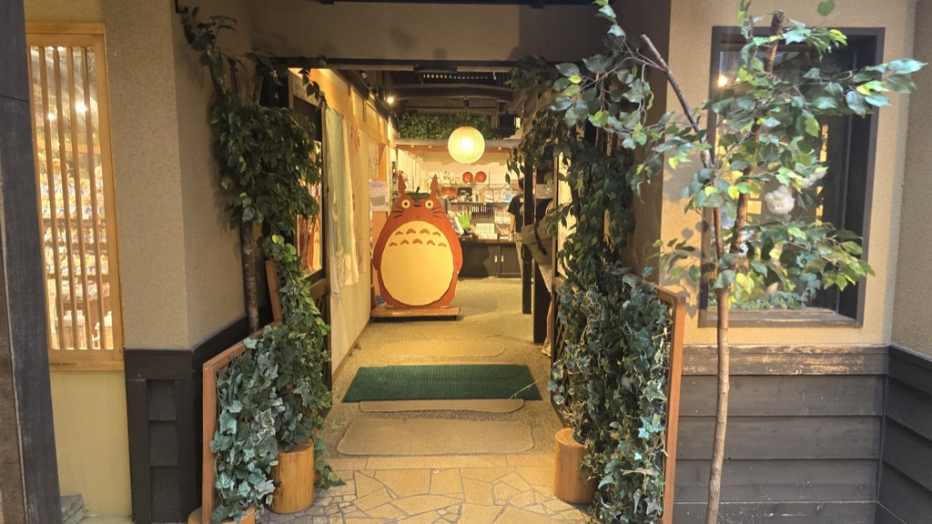 京都三年坂吉卜力角色專賣店橡子共和國入口與大型龍貓塑像