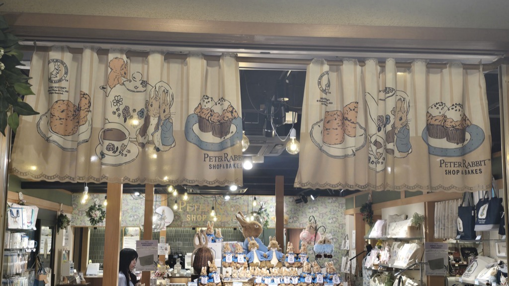 京都三年坂彼得兔專門店與烘焙坊 暖簾與角色商品陳列的店面