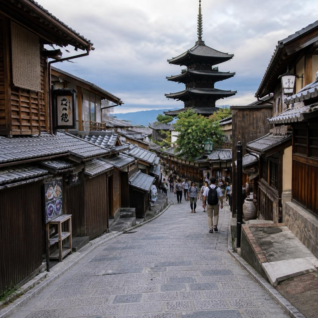 從三年坂遠望八坂之塔法觀寺五重塔 石階與町家屋頂交錯的京都經典風景