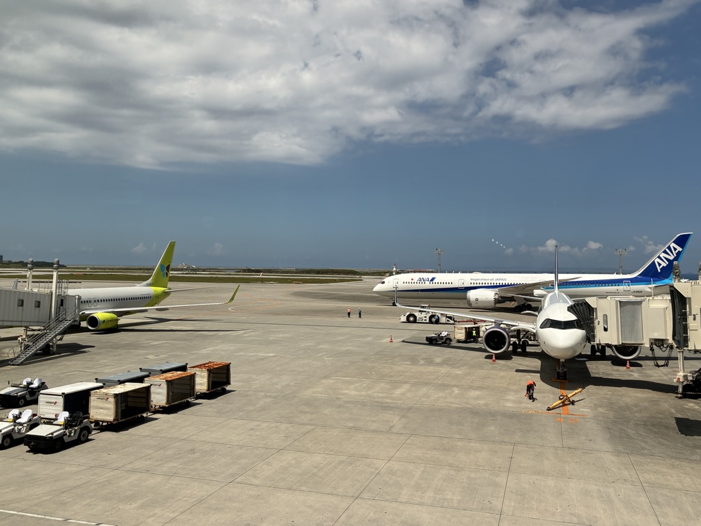 宮古機場停機坪 全日空ANA與樂桃、Solaseed航班停靠 旺季熱鬧的旅客流量