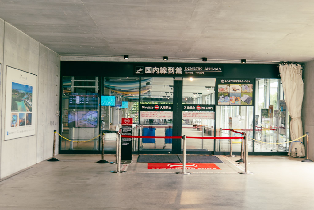 下地島機場國內線抵達出口 租車公司接送指示牌