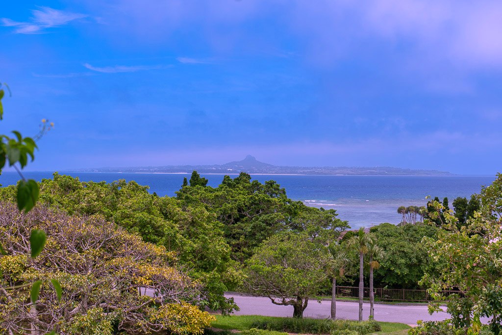 從沖繩海洋博公園眺望翡翠色海洋與遠方伊江島