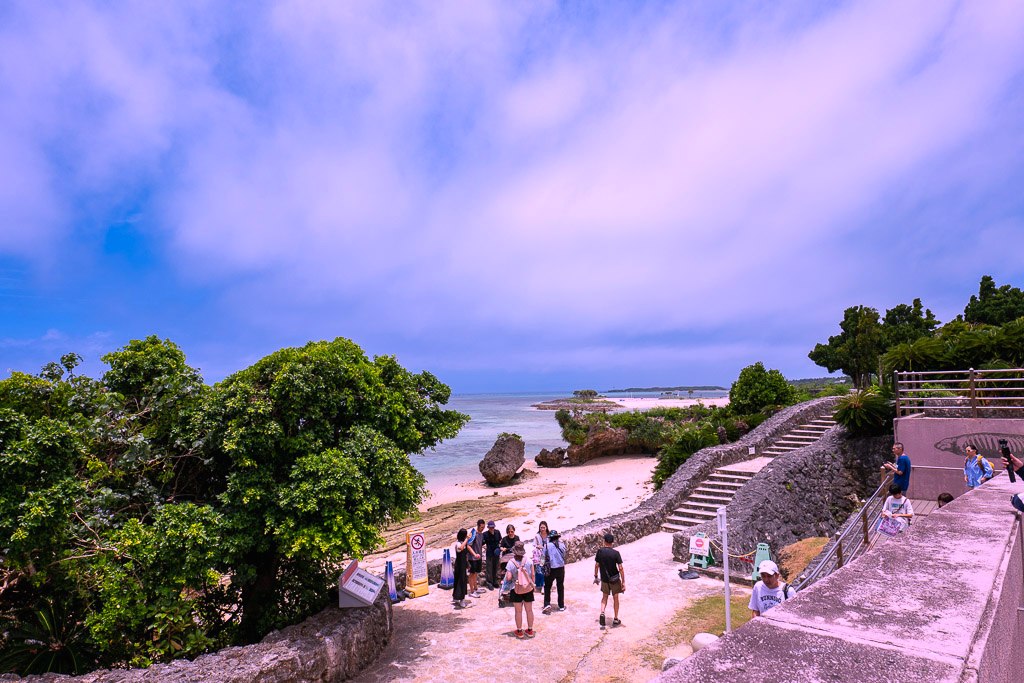 從沖繩海洋博公園望向翡翠色海面與伊江島