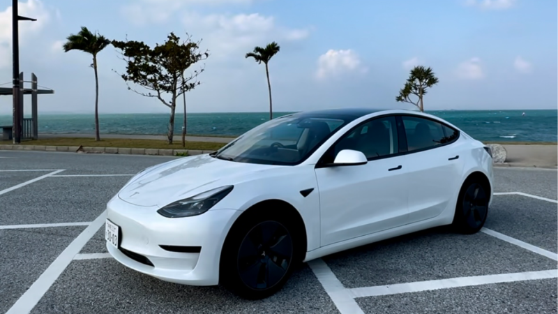 沖繩海岸公路上的 Tesla Model 3（K1215 特惠方案代表車型）