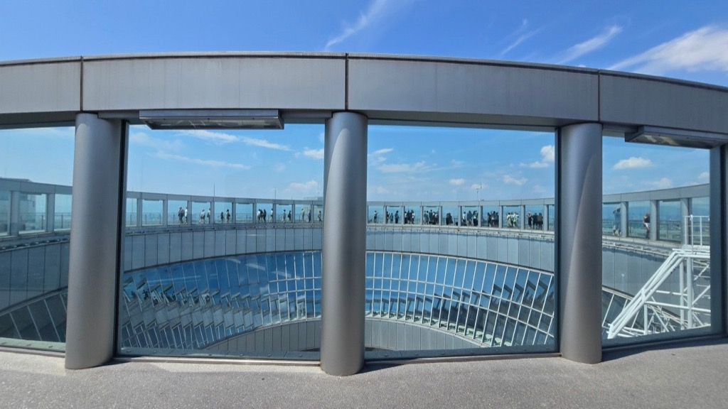 9月中旬藍天下的大阪梅田藍天大廈空中庭園展望台,擠滿參觀人潮