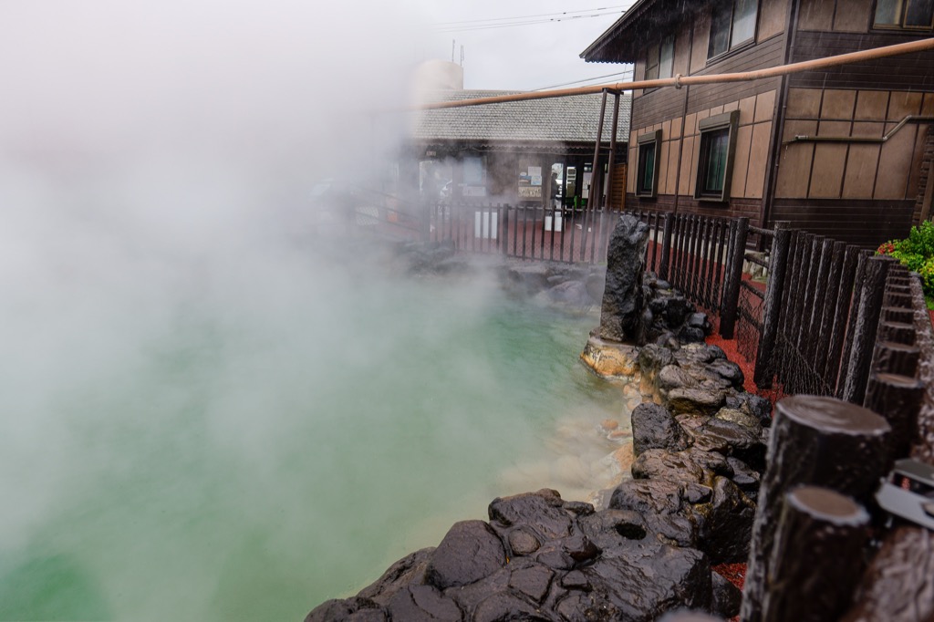 白池地獄的青白色池水與日式庭園