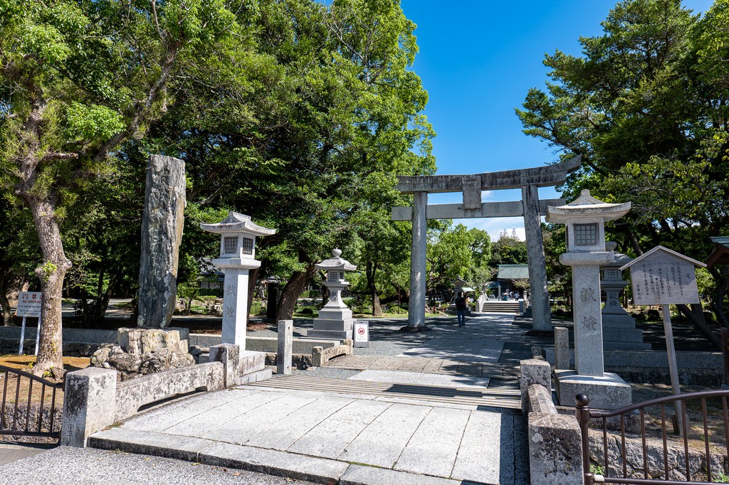 宗像大社邊津宮入口的鳥居與參道