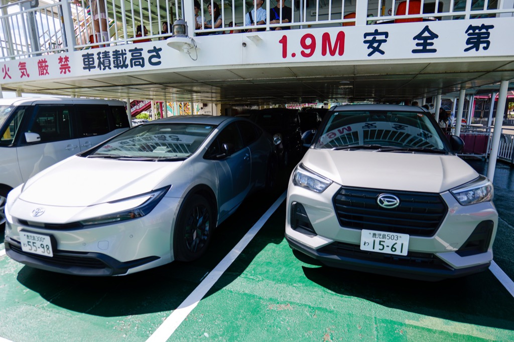 停放在櫻島渡輪車輛甲板上的租車