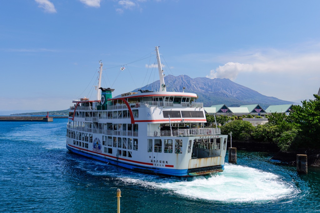 冒煙櫻島前方駛過的對向渡輪