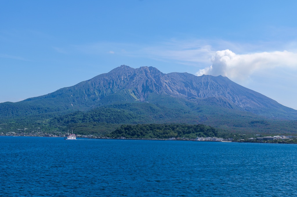 從櫻島車輛渡輪眺望火山與藍色海面