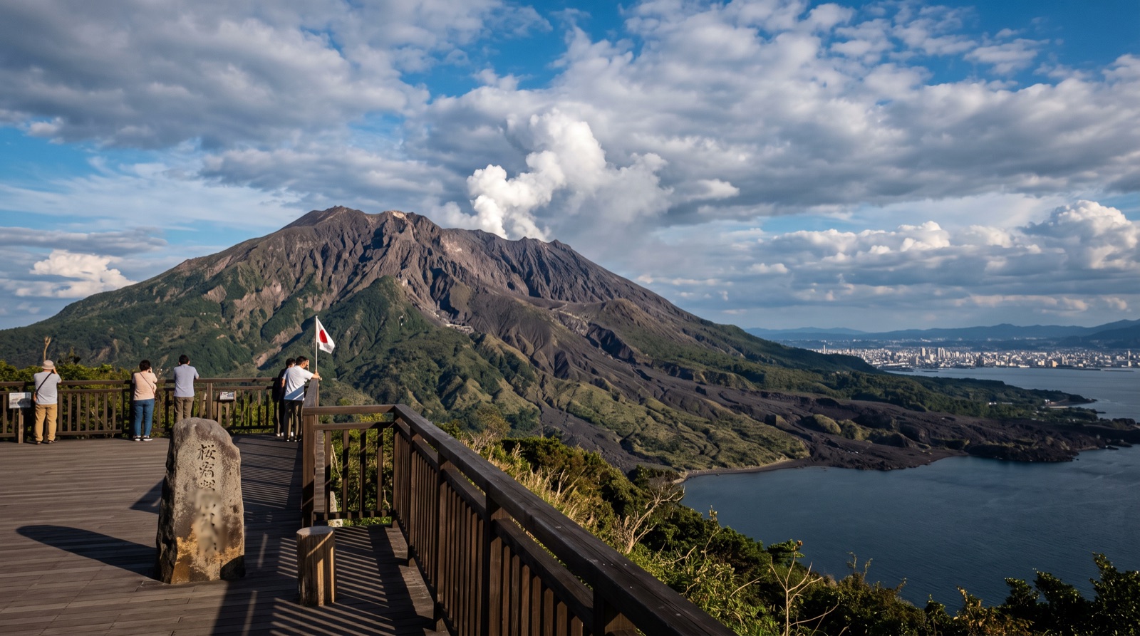 鹿兒島櫻島與錦江灣 — 市區正前方海面上活火山的代表性風景