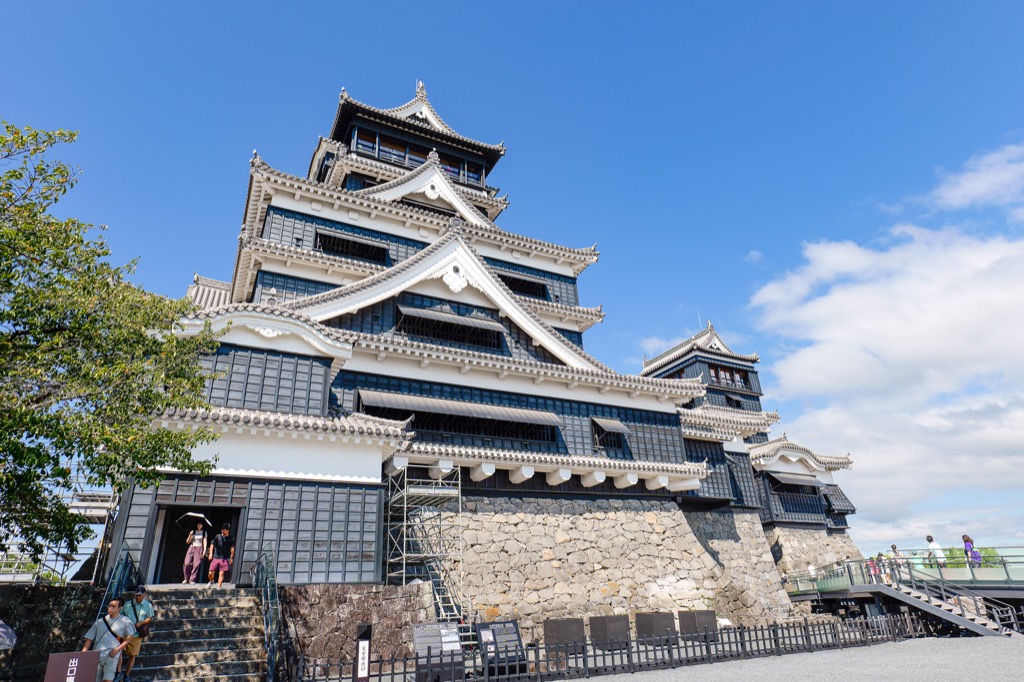 熊本城大天守入口．遊客拾級而上