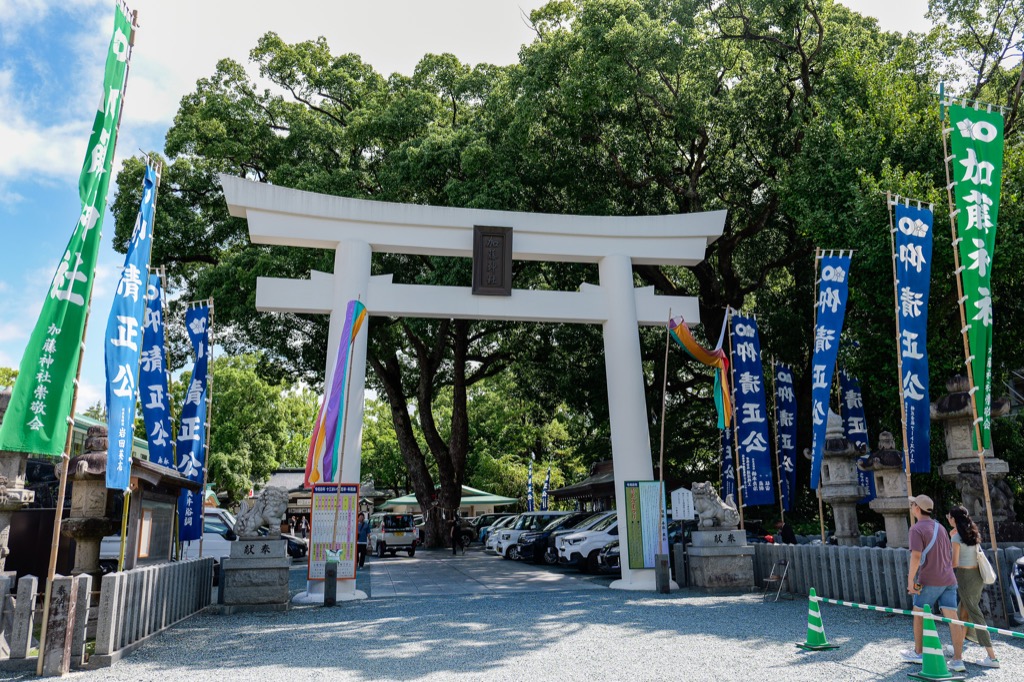 加藤神社鳥居正面．兩側「加藤清正公」旗幟林立的參道