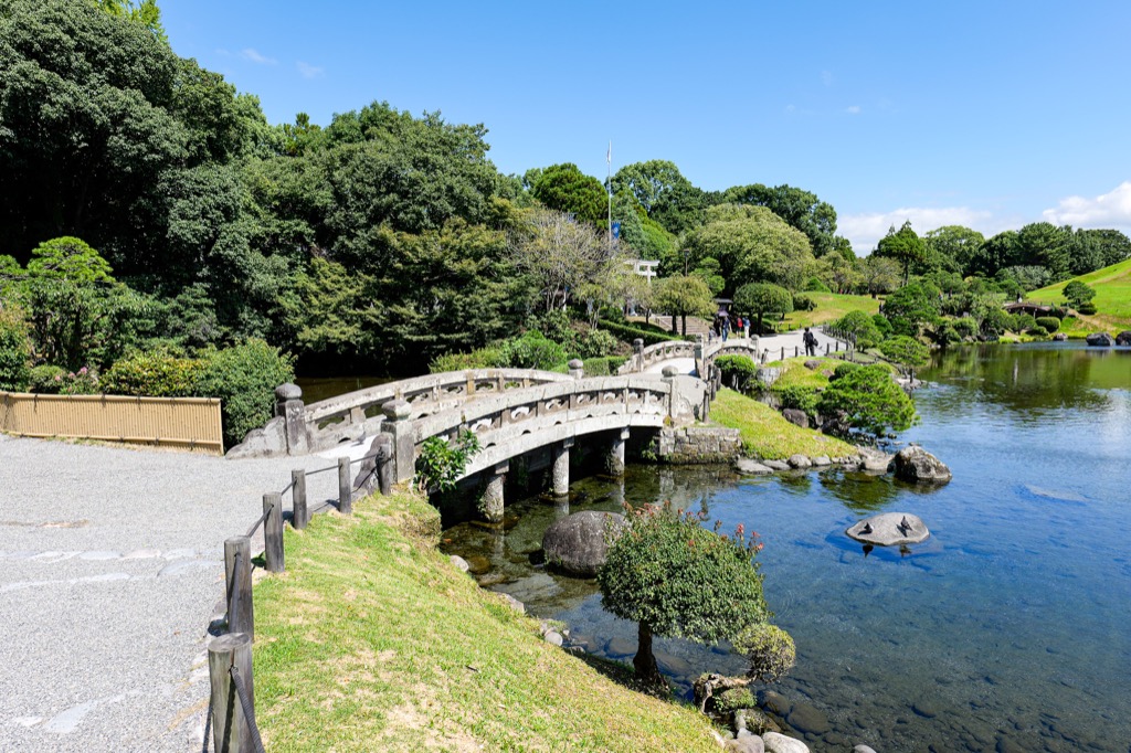 水前寺成趣園的石橋、池水與庭園步道
