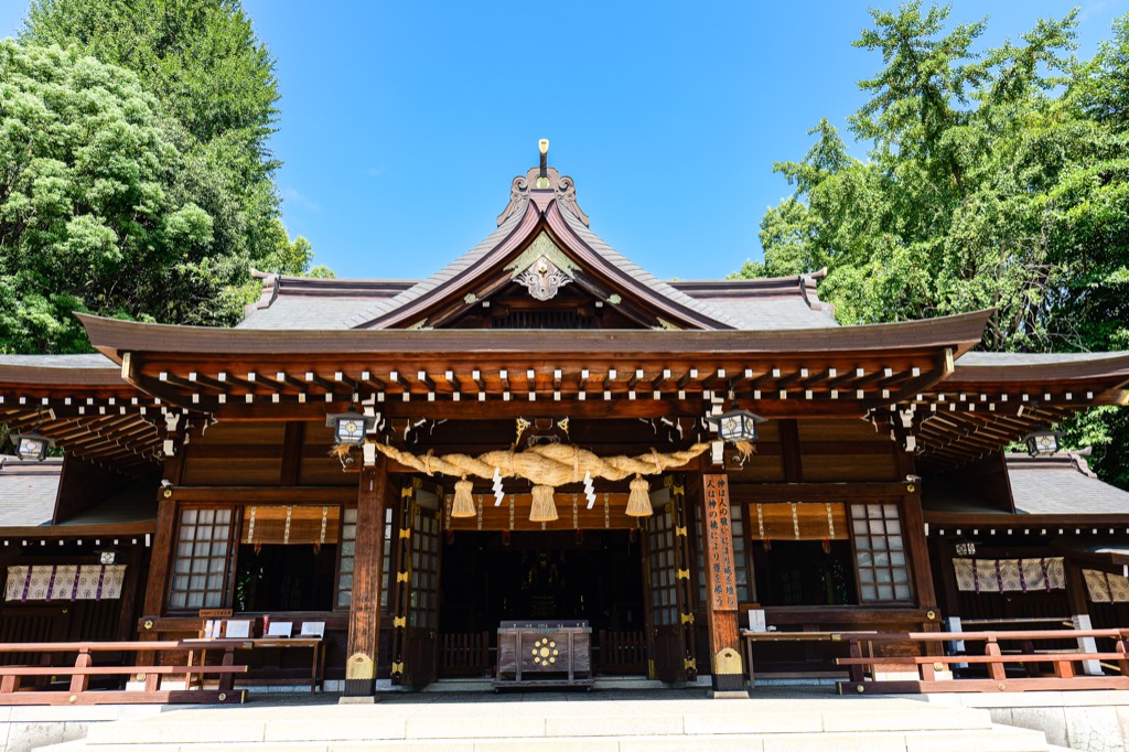 晴天下的出水神社木造社殿