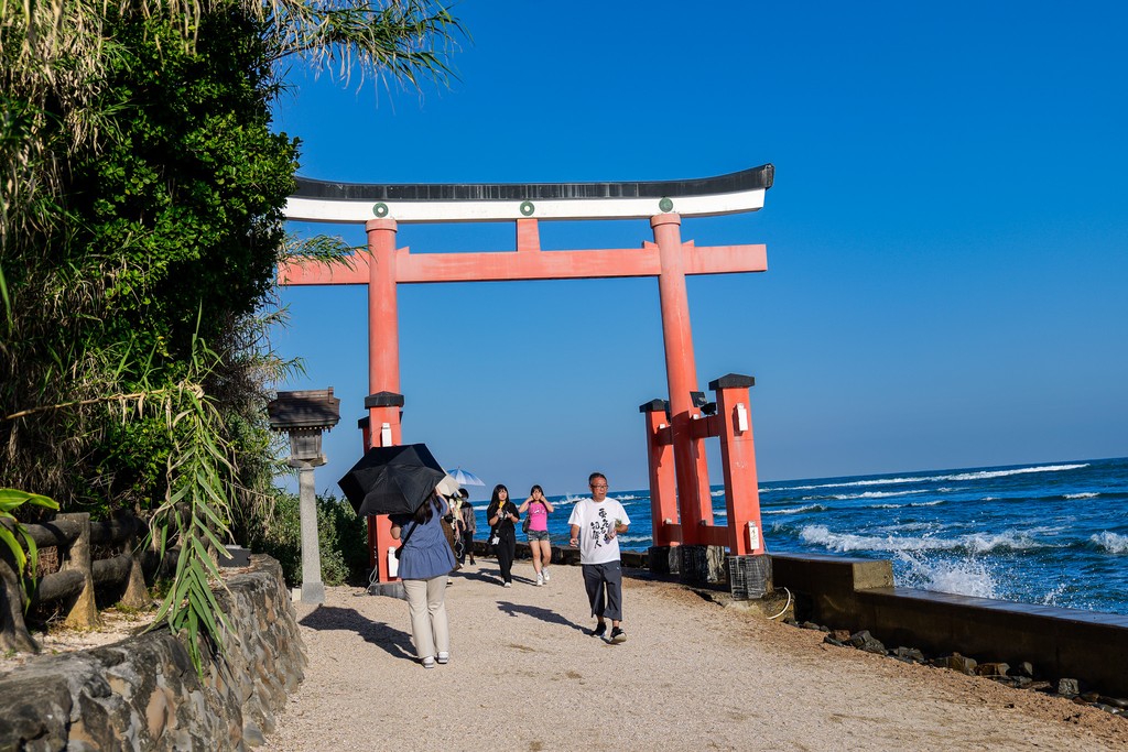 海邊朱紅色鳥居