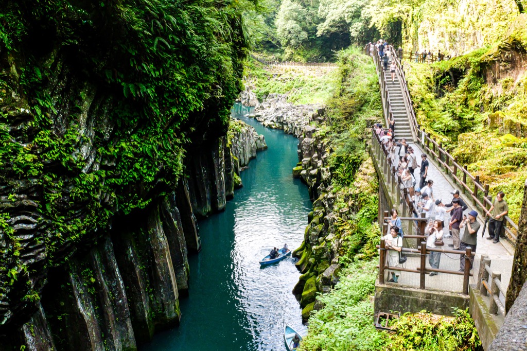 沿高千穗峽岩壁與溪流延伸的步道
