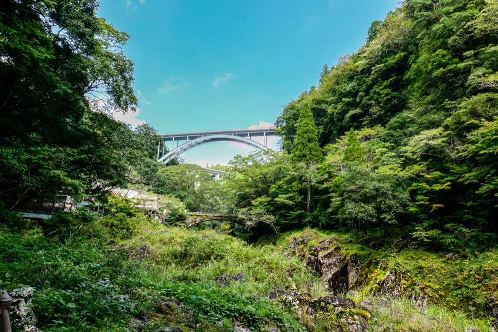 高千穗峽樹林上方的拱橋