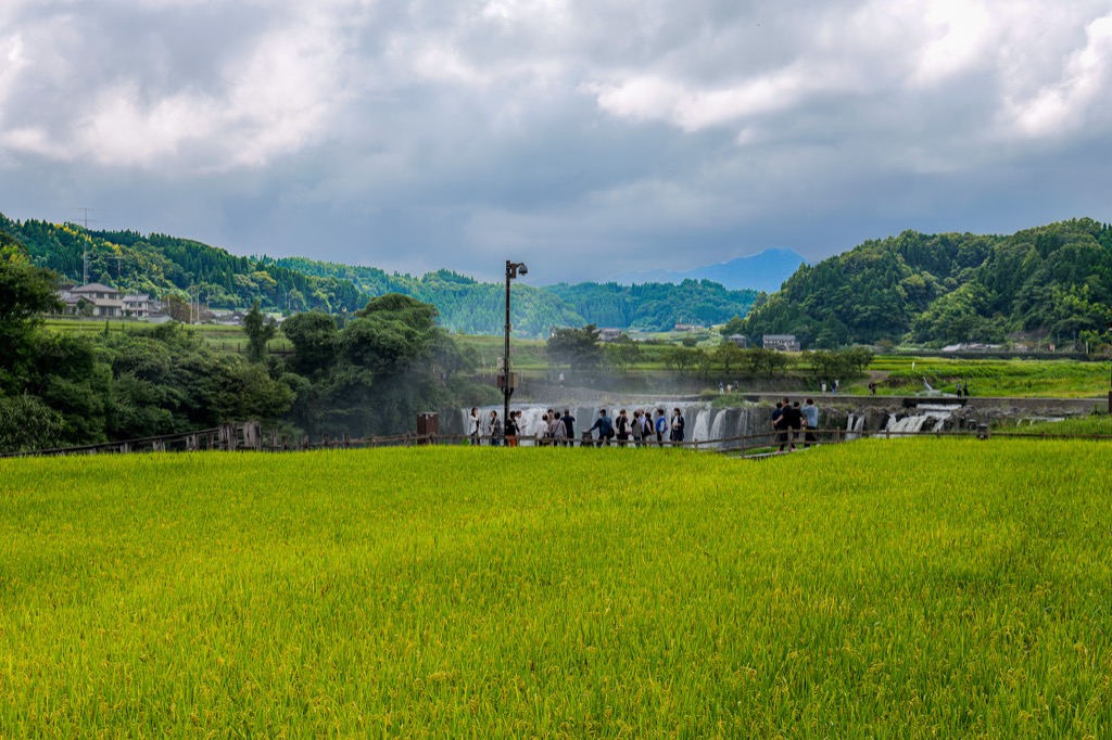 田野後方浮現的原尻瀑布遠景