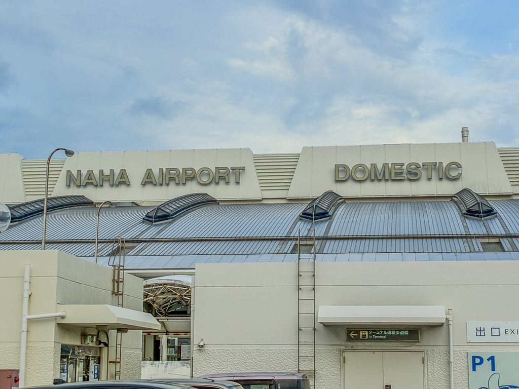 那霸機場抵達大廳前往計程車招呼站的旅客身影
