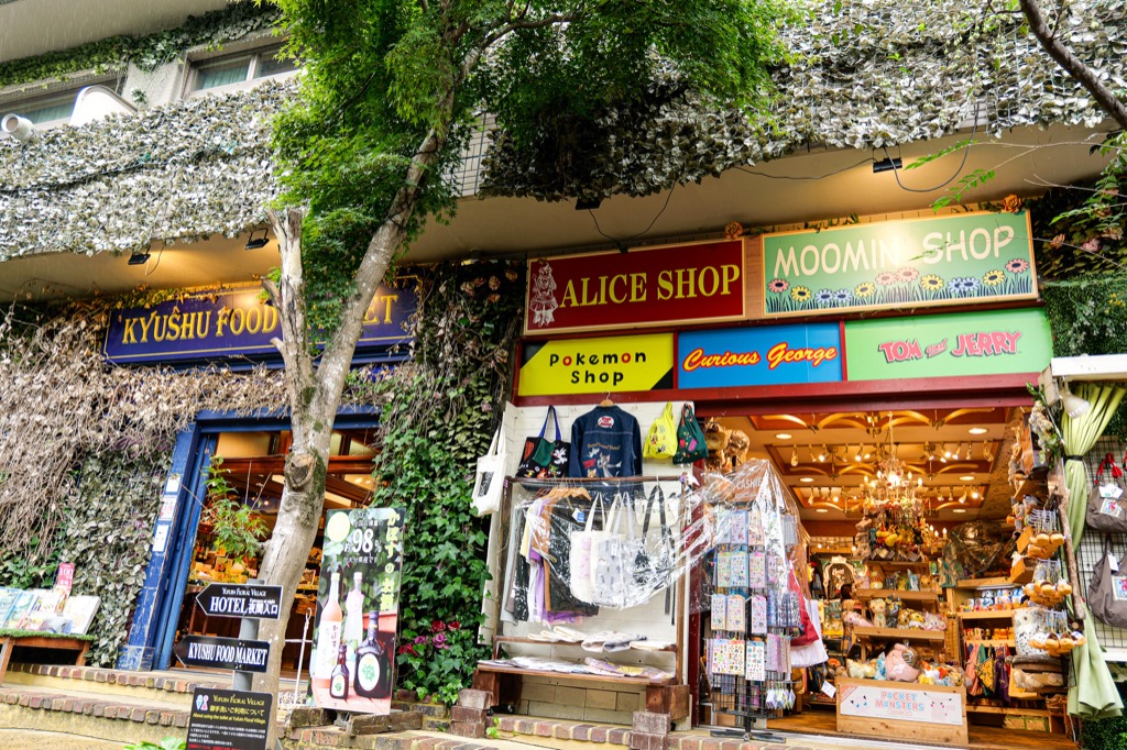 花卉村內卡通角色專賣店集合 — 嚕嚕米、愛麗絲、寶可夢等