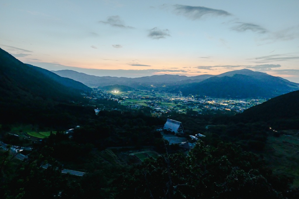 由布Silky Road俯瞰由布盆地 — 傍晚時分的絕景全景