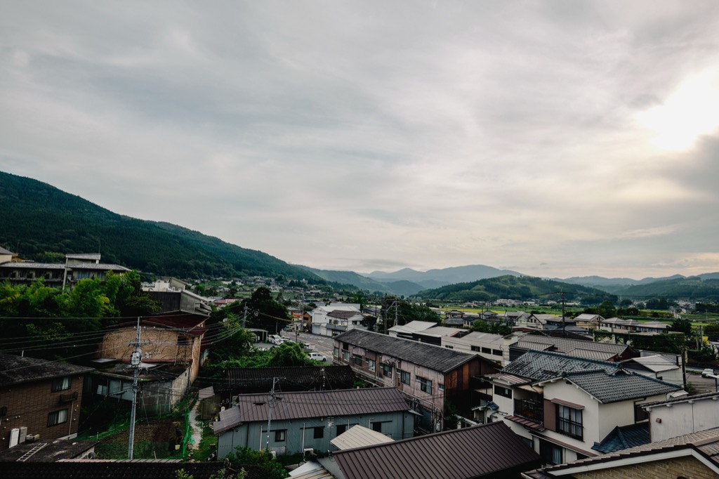 由布岳山脊為背景的由布院溫泉小鎮街景