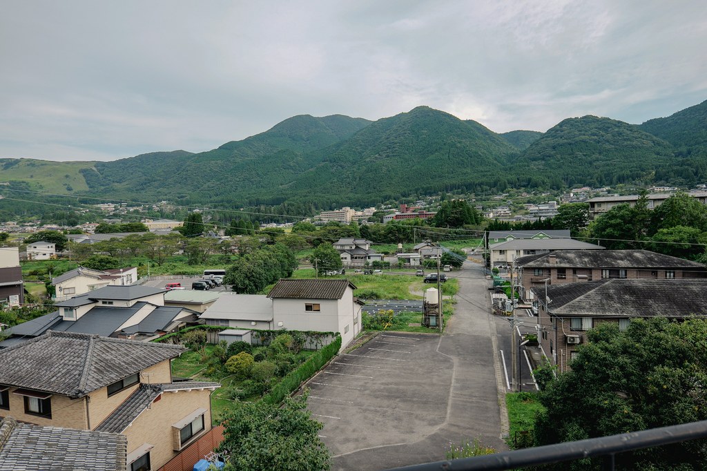 以由布岳山脊為背景的由布院盆地小鎮全景