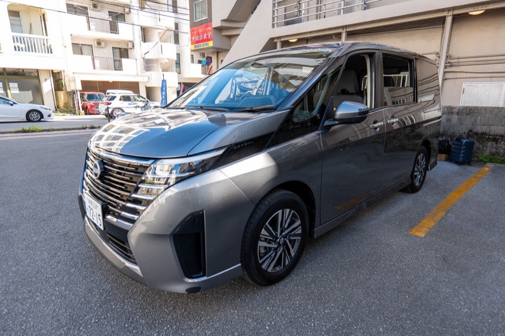 停放於戶外的灰色休旅車,側邊滑門開啟