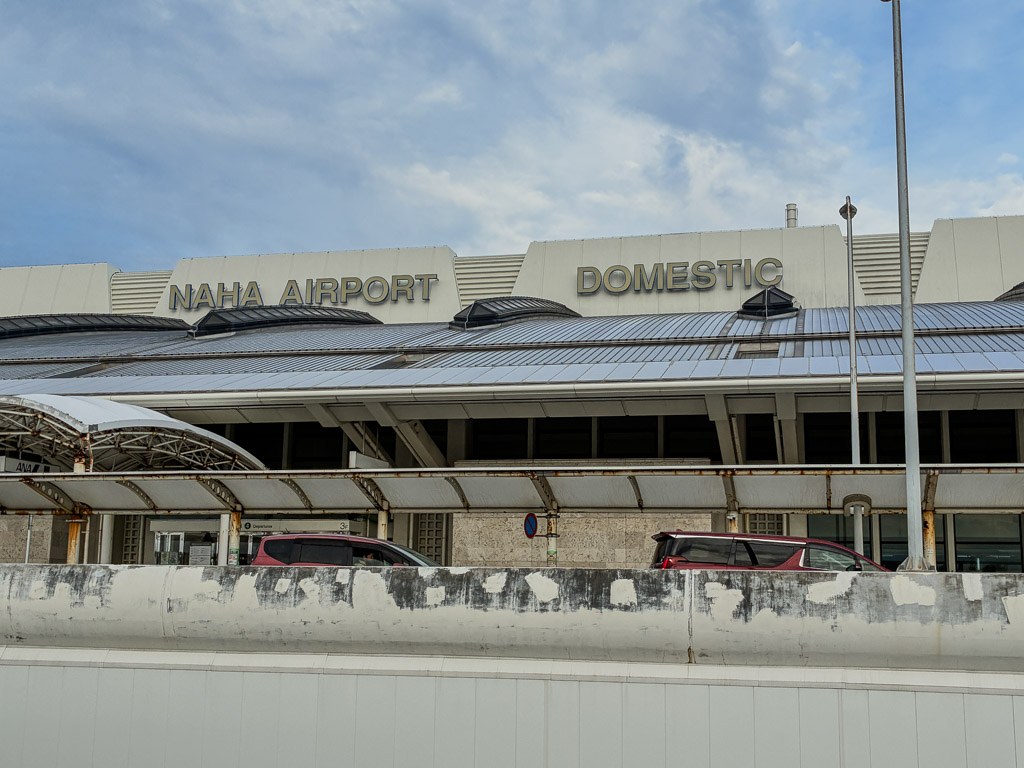 那霸機場航廈外觀與入口