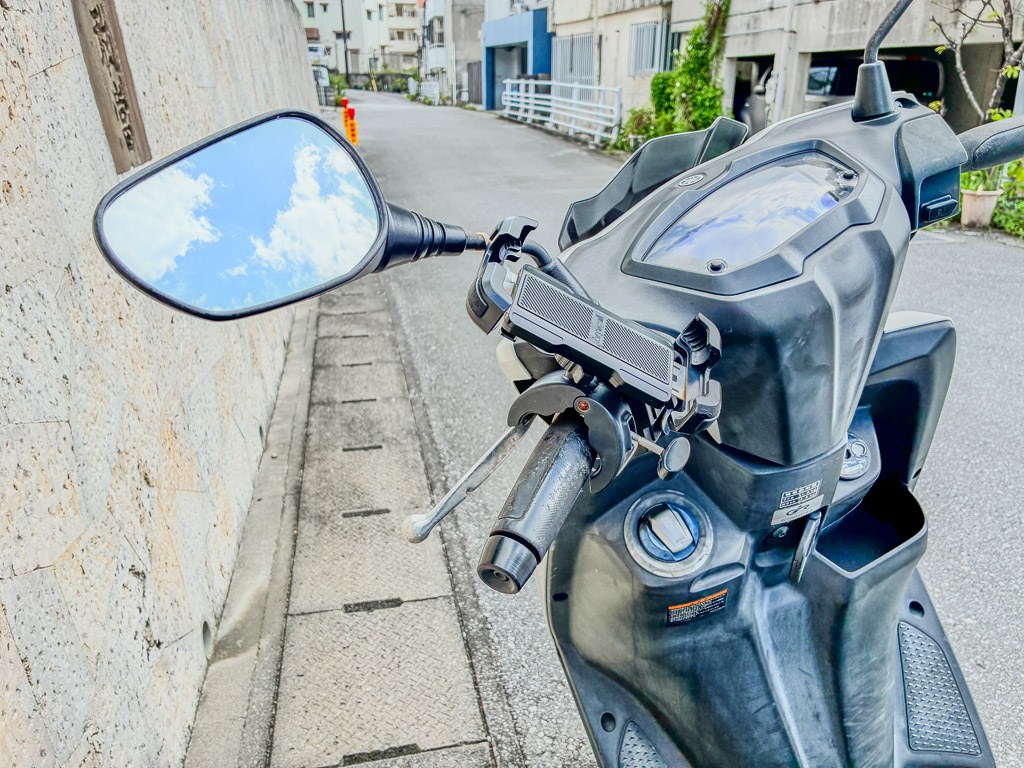 沖繩租借機車的儀表板與手機支架