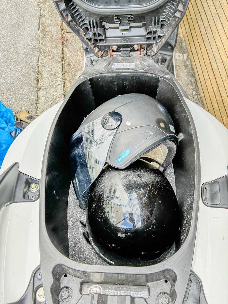 機車座墊下方放置安全帽的收納空間
