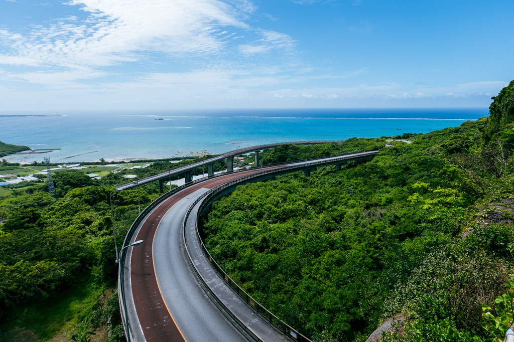 沖繩南部蜿蜒的妮萊卡萊橋與藍色海景